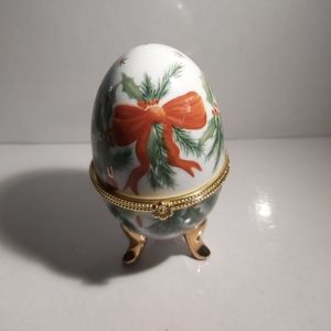 Vintage porcelaine eegg.